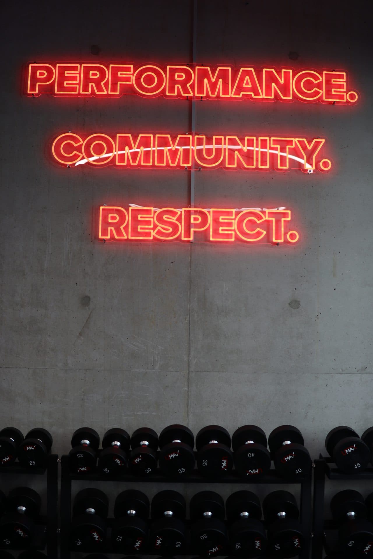 Néon Performance. Community. Respect. dans le centre ELEVATE